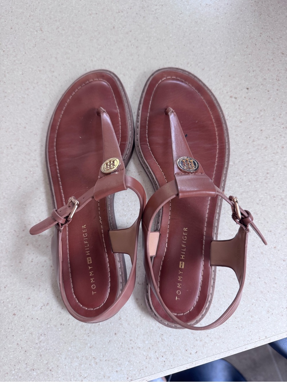 GUC Tommy Hilfiger Chestnut Brown Leather T-Strap Sandals with Logo Medallions
